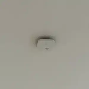 การติดตั้ง access point สีขาวบนเพดานอีกอัน
